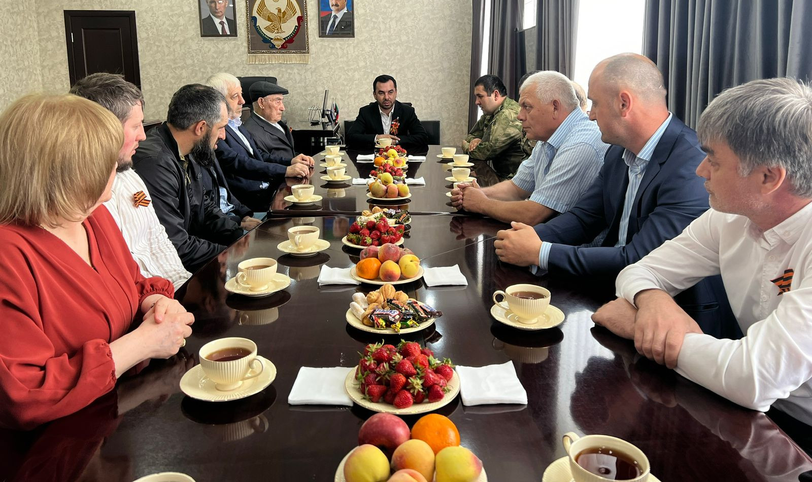 Представители социальных служб в Южно-Сухокумске с главой муниципалитета организовали встречу с участниками специальной военной операции